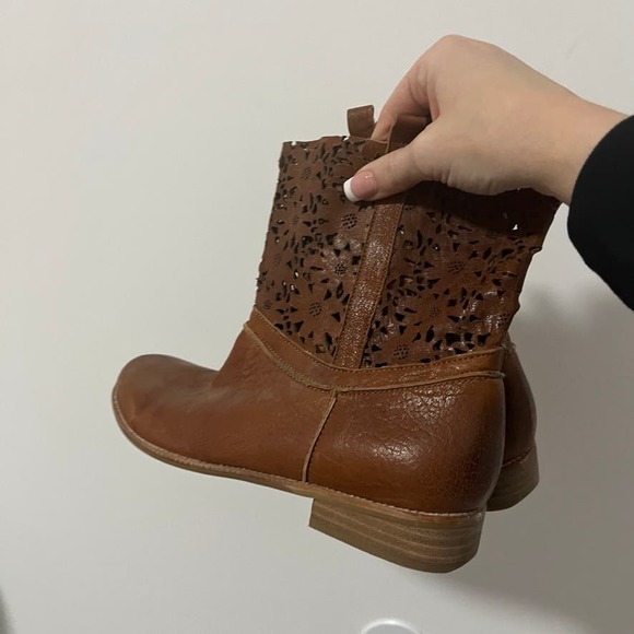 Everybody by BZ Moda Brown Floral Laser Cut Ankle Booties Size 9.5 - Picture 2 of 5